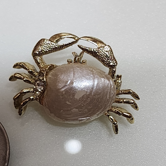 Crab Brooch Gold Tone Shell Center Ocean Pin & Gold Tone Green Center - Picture 2 of 4